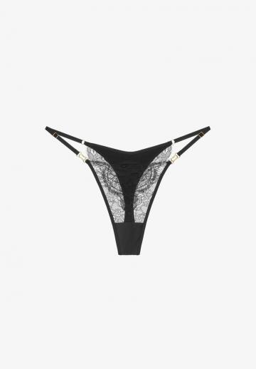 Трусы на бедрах