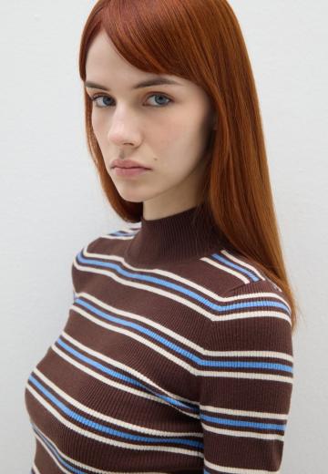 Пуловер в полоску
