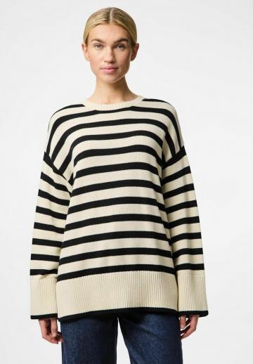 Пуловер в полоску
