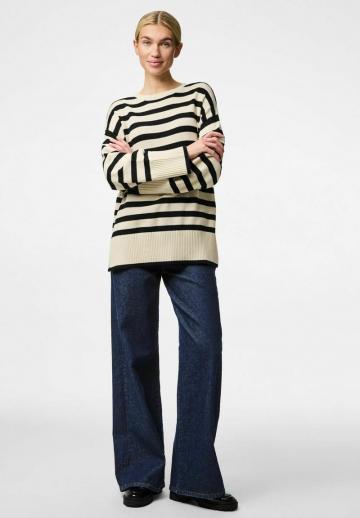 Пуловер в полоску