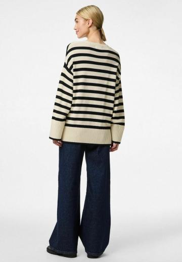 Пуловер в полоску