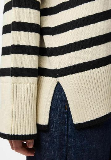 Пуловер в полоску