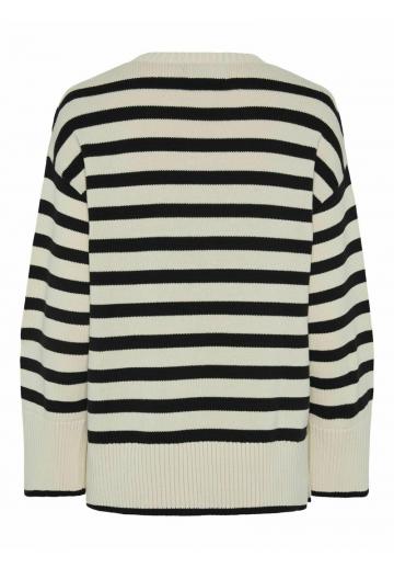 Пуловер в полоску