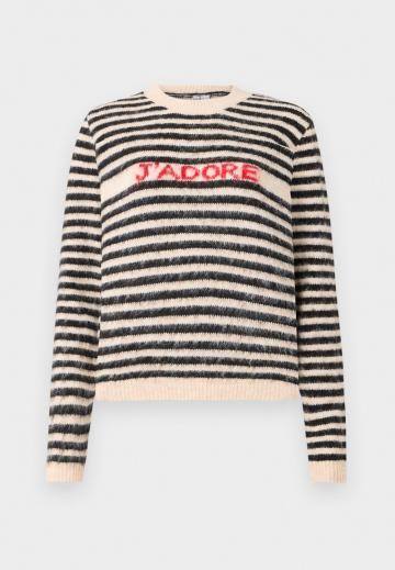 Пуловер в полоску