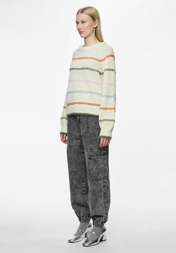 Пуловер в полоску