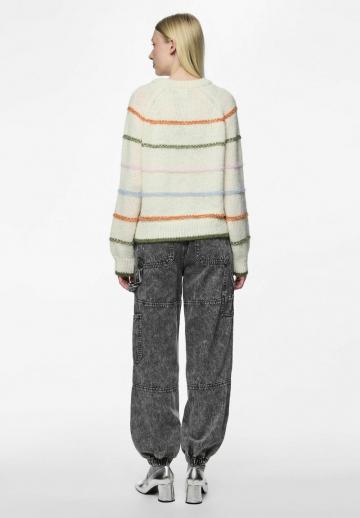Пуловер в полоску