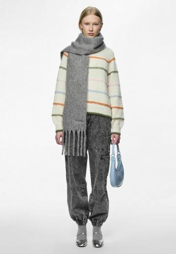 Пуловер в полоску