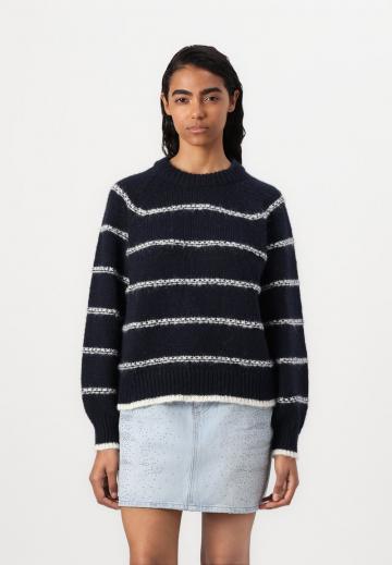 Пуловер в полоску