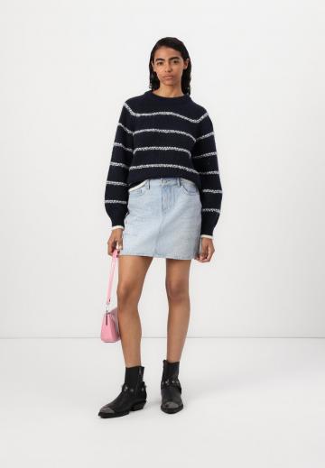 Пуловер в полоску