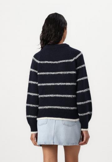 Пуловер в полоску