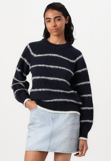 Пуловер в полоску
