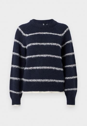 Пуловер в полоску