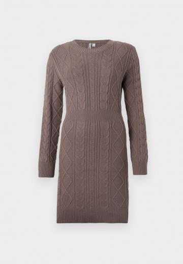 Вязаное платье
