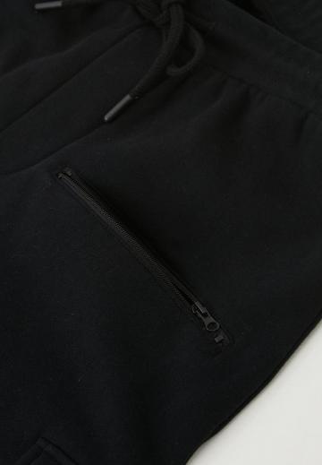 Брюки с накладными карманами