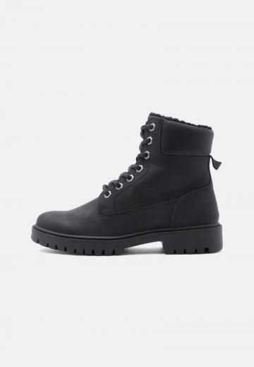 Ботинки на шнуровке