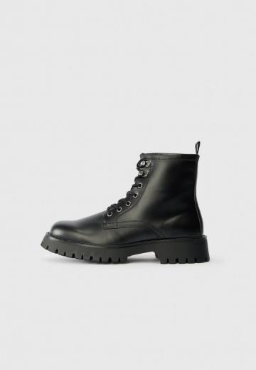 Ботинки на шнуровке