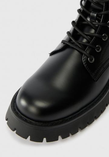 Ботинки на шнуровке