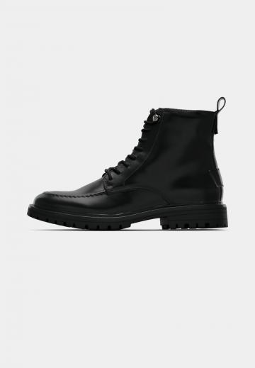 Ботинки на шнуровке