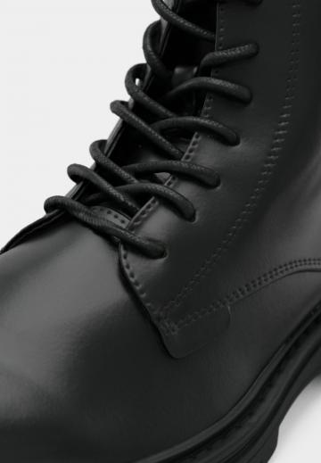 Ботинки на шнуровке