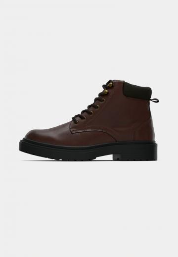 Ботинки на шнуровке