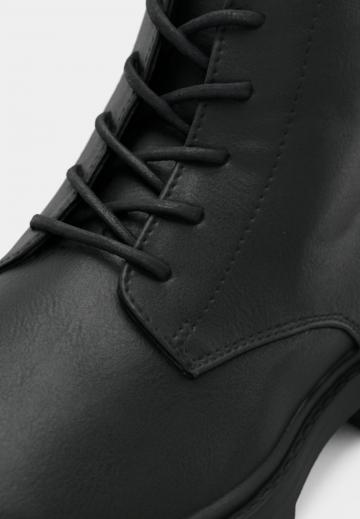 Ботинки на шнуровке