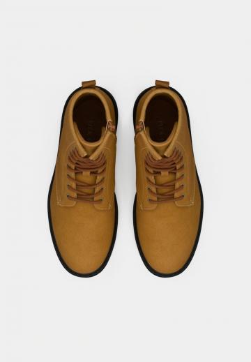 Ботинки на шнуровке