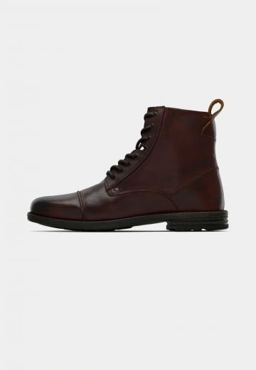 Ботинки на шнуровке