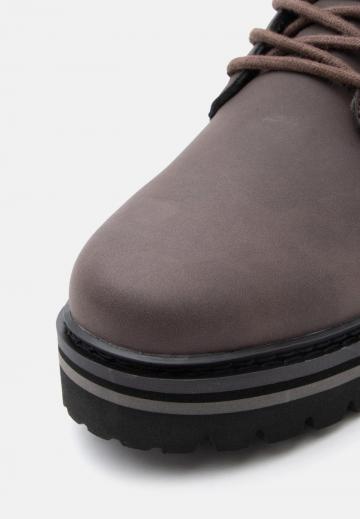 Ботинки на шнуровке