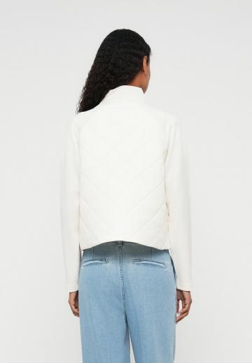 Куртка с накладнымит карманами