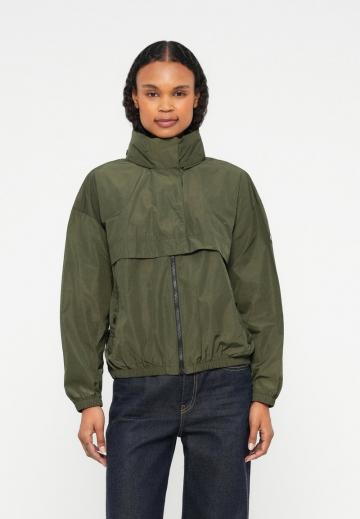 Куртка с накладнымит карманами