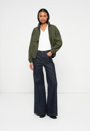 Куртка с накладнымит карманами