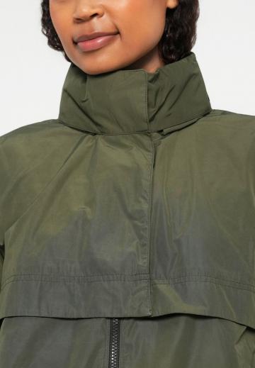 Куртка с накладнымит карманами