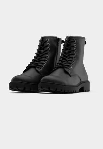 Ботинки на шнуровке