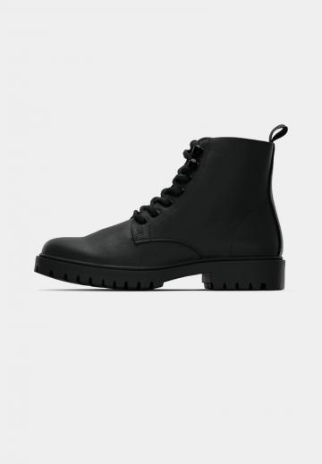 Ботинки на шнуровке