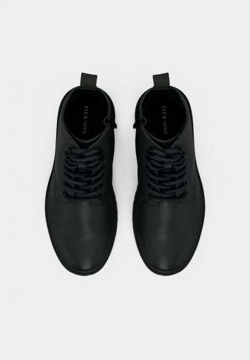 Ботинки на шнуровке