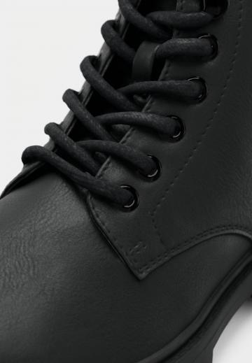 Ботинки на шнуровке