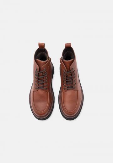 Ботинки на шнуровке