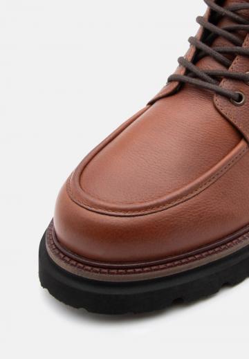 Ботинки на шнуровке