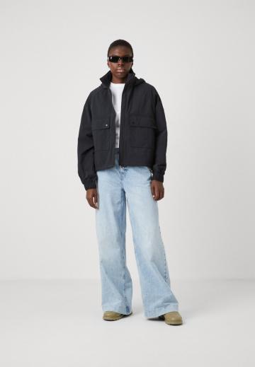 Куртка с накладнымит карманами