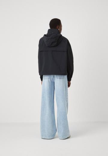 Куртка с накладнымит карманами