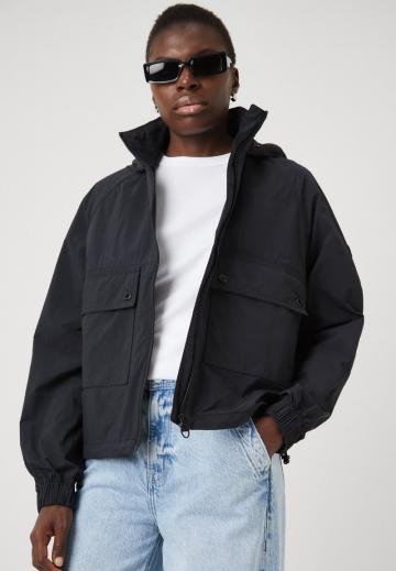 Куртка с накладнымит карманами