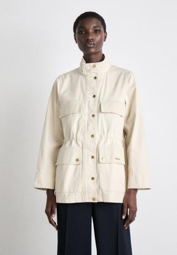 Куртка с накладнымит карманами