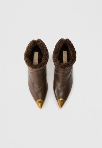 Высокие сапоги