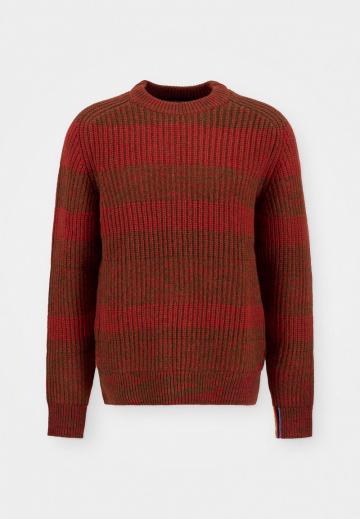 Пуловер в полоску