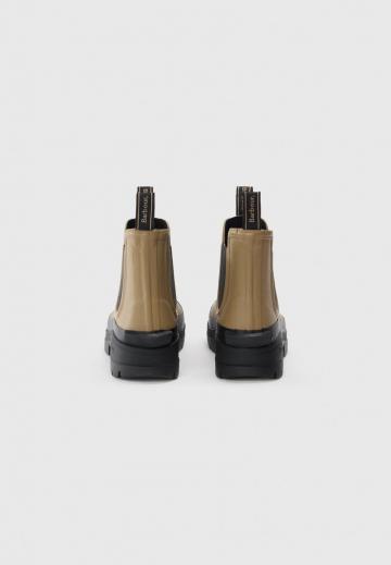 Резиновые сапоги