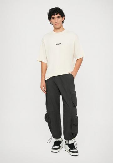 Брюки с накладными карманами