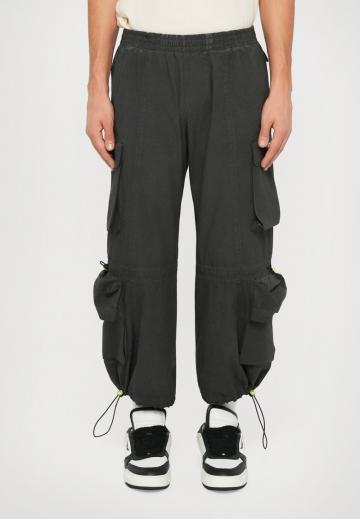 Брюки с накладными карманами