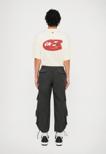 Брюки с накладными карманами