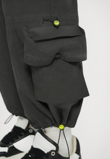 Брюки с накладными карманами