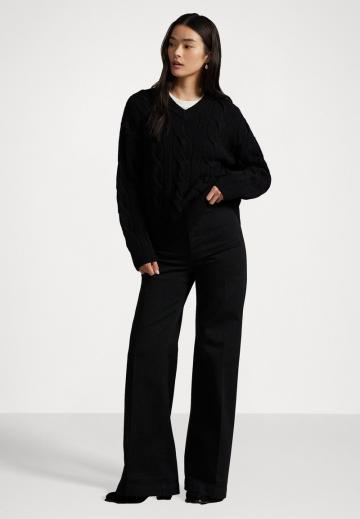 Пуловер с вырезом V